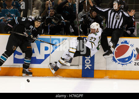 Le 31 mars 2011, San Jose, CA, USA ; et les Sharks de San Jose (69 desjardins centre andrew) pousse l'aile droite des Stars de Dallas Jason Williams (27) dans la bande au cours de la première période chez hp pavilion. Banque D'Images