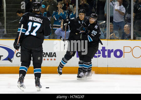4 avril 2011, San Jose, CA, USA ; et les Sharks de San Jose, Joe Pavelski centre (8) centre célèbre avec Kyle Wellwood (20) et le centre Torrey Mitchell (17) après avoir marqué un but contre les Kings de Los Angeles au cours de la première période chez HP Pavilion. Banque D'Images