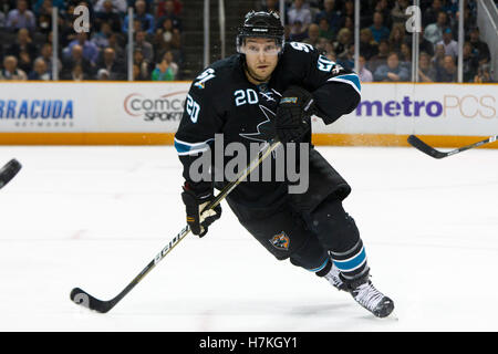 4 avril 2011, San Jose, CA, USA ; San Jose Sharks wellwood kyle centre (20) patins après le puck contre les Kings de Los Angeles au cours de la première période chez hp pavilion. san jose a battu 6-1 à Los Angeles. Banque D'Images