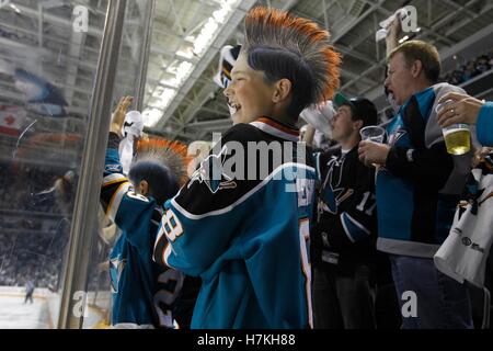 Le 8 mai, 2011 ; San Jose, CA, USA ; San Jose Sharks fans célébrer après les requins a marqué un but contre les Red Wings de Detroit au cours de la troisième période de cinq jeu de la conférence de l'ouest demi-finales de la coupe Stanley 2011 playoffs chez hp pavilion. Banque D'Images