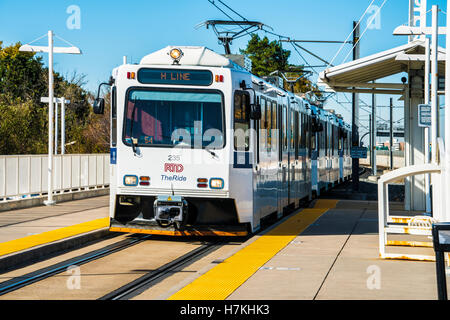 Denver area District régional de transport RTD light rail train arrivant en gare de Yale Banque D'Images