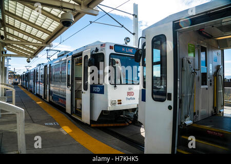 Denver area District régional de transport RTD light rail train à la gare de Yale avec portes ouvertes Banque D'Images