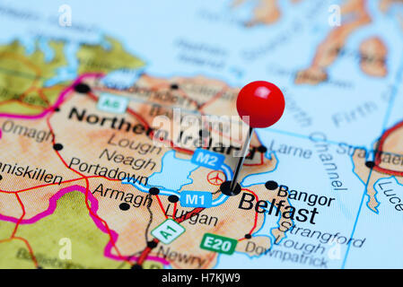 Belfast épinglée sur une carte de l'Irlande du Nord Banque D'Images