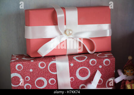 Cadeaux de vacances cases roses avec arc blanc macro close up Banque D'Images