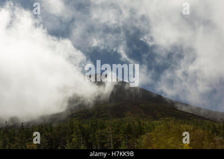 Sommet du Mont Fuji sous les nuages à partir de la gare 5. Banque D'Images