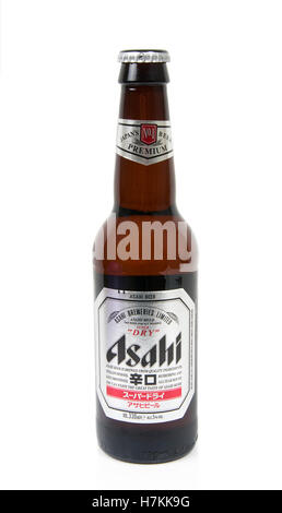 Melbourne,australa-juillet 29,2014:asahi Beer bottle sur blanc. asahi est une bière japonaise très populaire Banque D'Images