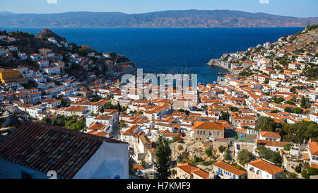 Vue panoramique à partir de ci-dessus, sur l'île d'Hydra, Grèce. Banque D'Images