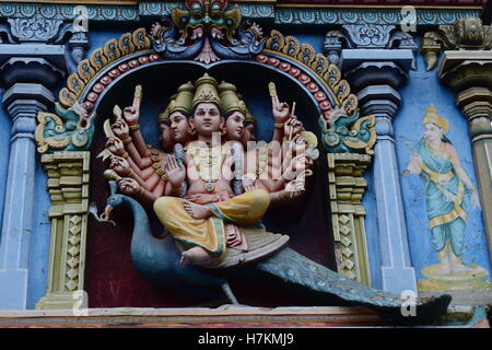 Dieu hindou Murugan monté sur un paon magnifique mur du temple Sculpture à Madurai Meenakshi Amman Temple Banque D'Images