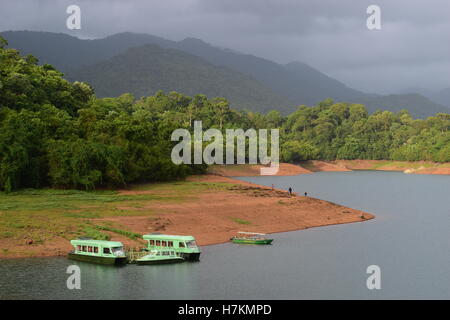 Chardonnay du bateau en et du réservoir à Kollam District de Kerala Inde Banque D'Images