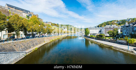 Panorama de la ville de Bouillon sur la Semois en Région wallonne et Province de Luxembourg dans le sud-est de la Belgique Banque D'Images