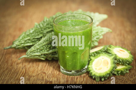 Jus d'herbes d'momodica vert dans un verre avec des légumes frais Banque D'Images