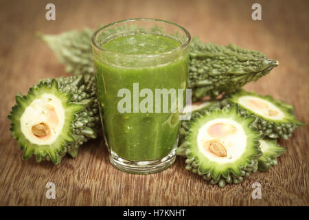 Jus d'herbes d'momodica vert dans un verre avec des légumes frais Banque D'Images