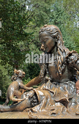 Alice et le chat de Cheshire de détails sur l'Alice au Pays des merveilles de la sculpture, Central Park, Manhattan, New York, United States. Banque D'Images