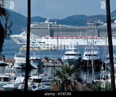 AJAXNETPHOTO. 2016. CANNES, FRANCE. - Côte D'AZUR RESORT - À L'OUEST À TRAVERS LA BAIE DE CANNES AVEC SUPER YACHTS ET VEDETTE À MOTEUR AMARRÉ À PORT PIERRE CANTO MARINA, le paquebot de croisière MSC FANTASIA ANCRÉ DANS LA BAIE. PHOTO:JONATHAN EASTLAND/AJAX REF:GX163110 6455 Banque D'Images