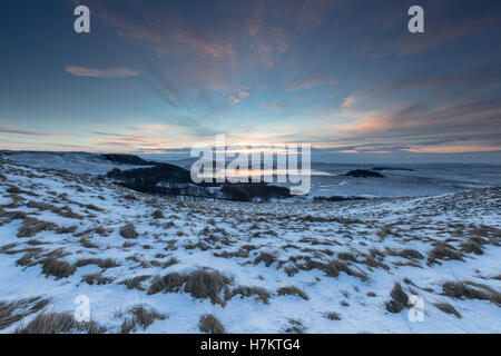 Vue imprenable sur le lever du soleil d'hiver sur la neige et la glace d'un lié Malham Tarn, Yorkshire Dales National Park, England UK Banque D'Images