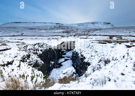 Scène couverte de neige de Hull Pot avec Pen-y-ghent dans le Yorkshire Dales National Park, England, UK Banque D'Images