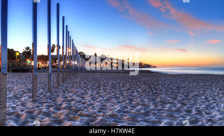 Lever de soleil sur l'art intitulée Un quart Mile Arc par artiste Phillip K. Smith III s'étend à travers principale plage de Laguna Beach Banque D'Images