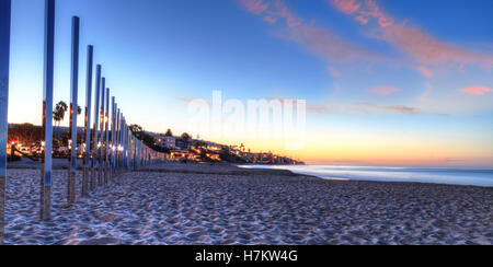 Lever de soleil sur l'art intitulée Un quart Mile Arc par artiste Phillip K. Smith III s'étend à travers principale plage de Laguna Beach Banque D'Images