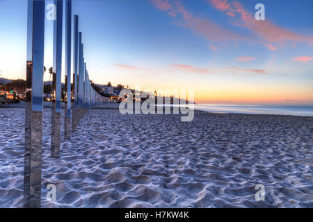 Lever de soleil sur l'art intitulée Un quart Mile Arc par artiste Phillip K. Smith III s'étend à travers principale plage de Laguna Beach Banque D'Images