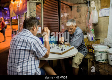 Deux hommes plus âgés, en jouant aux échecs dans les rues de Bangkok Banque D'Images