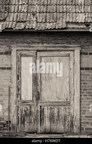Porte fermée du vieux bâtiment abandonné. Vintage House avant. Grungy architecture. Banque D'Images