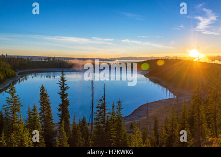 Le lever du soleil sur le lac Yellowstone dans le Parc National de Yellowstone dans le Wyoming Banque D'Images