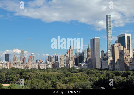 Vue sur Central Park vers les gratte-ciel de Midtown Manhattan, New York, États-Unis (août 2016). Banque D'Images