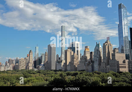 Vue sur Central Park vers les gratte-ciel de Midtown Manhattan, New York, États-Unis (août 2016). Banque D'Images