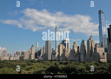 Vue sur Central Park vers les gratte-ciel de Midtown Manhattan, New York, États-Unis (août 2016). Banque D'Images