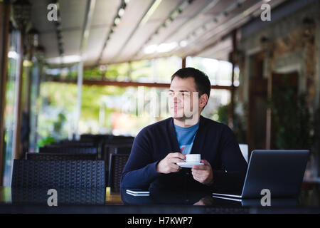 Bel homme dans un bar café espresso potable à l'extérieur. Banque D'Images