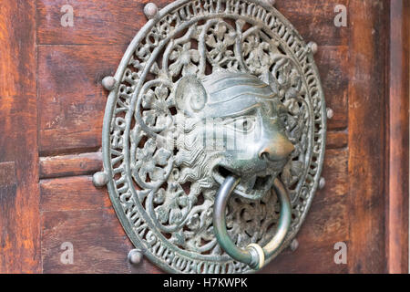 Poignée de porte de Lionhead depuis l'avant de l'église de Saint Michel à Hambourg, Allemagne. Banque D'Images