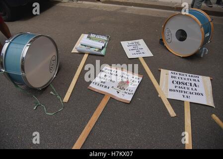 Affiches pendant un rassemblement d'employés du ministère de la Culture et contre les licenciements ont mangé à Buenos Aires, Argentine le Jan 28, 2016. Banque D'Images