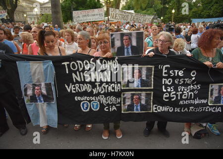 Buenos Aires, Argentine. 18 févr., 2016. Les gens s'unissent pour réclamer justice après la mort d'un procureur spécial Alberto Nisman. Banque D'Images