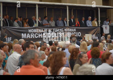 Buenos Aires, Argentine. 18 févr., 2016. Les gens s'unissent pour réclamer justice après la mort d'un procureur spécial Alberto Nisman. Banque D'Images