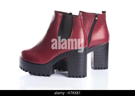 Paire de bottes rouges pour le printemps ou l'automne usure, isolé sur fond blanc Banque D'Images