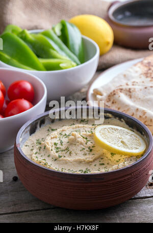 Dans l'humus des chapati et légumes bol. Banque D'Images