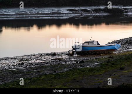 L'Espagne, Cantabria, bateau échoué sur la rive, à marsh Joyel Banque D'Images