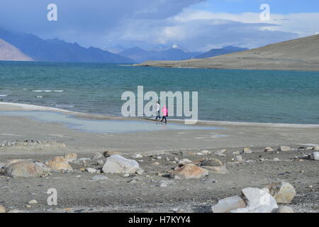 Vue panoramique du lac Pangong profitant des couples à Pangong Tso ladakh Jammu-et-Cachemire en Inde Banque D'Images