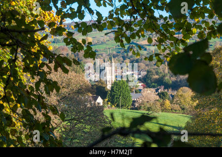 Batheaston, Somerset, England, UK weather. 6e novembre 2016. Église Saint-Jean-Baptiste est vu à travers les arbres d'automne dans le village juste à l'est de la ville du patrimoine mondial de baignoire sur un précis, clair matin. Crédit : Richard Wayman/Alamy Live News Banque D'Images