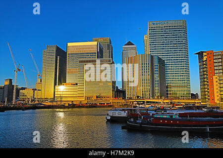 Canary Wharf, London, UK. 6e novembre 2016. Météo France : lever de soleil sur Canary Wharf, le quartier financier de Londres : WansfordPhoto Crédit/Alamy Live News Banque D'Images