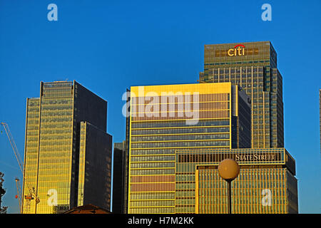 Canary Wharf, London, UK. 6e novembre 2016. Météo France : lever de soleil sur Canary Wharf, le quartier financier de Londres : WansfordPhoto Crédit/Alamy Live News Banque D'Images