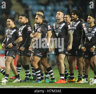 Ricoh Arena, Coventry, Royaume-Uni. 5ème Nov, 2016. La Nouvelle-Zélande contre l'Australie au cours de la 2016 Ladbrokes Quatre Nations match. Effectuer le Haka néo-zélandais avant les matchs contre l'Australie au cours de la 2016 Ladbrokes Quatre Nations Crédit : Stephen Gaunt/Touchlinepics.com/Alamy Live News Banque D'Images