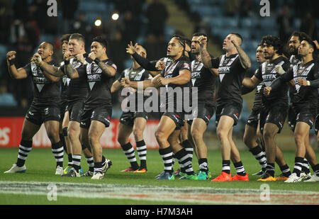 Ricoh Arena, Coventry, Royaume-Uni. 5ème Nov, 2016. La Nouvelle-Zélande contre l'Australie au cours de la 2016 Ladbrokes Quatre Nations match. Effectuer le Haka néo-zélandais avant les matchs contre l'Australie au cours de la 2016 Ladbrokes Quatre Nations Crédit : Stephen Gaunt/Touchlinepics.com/Alamy Live News Banque D'Images