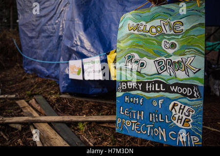 Leith Hill, au Royaume-Uni. 5 novembre, 2016. Un panneau à l'entrée de Leith Hill Camp Protection, près de l'avenue Holmwood à Surrey. Des activistes occupant le site protestent contre les plans de l'Europa de pétrole et de gaz pour des forages ou des essais pour le pétrole à Bury Hill Wood. Banque D'Images