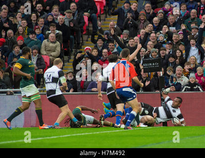 Londres, Royaume-Uni. 5ème Nov, 2016. Taqele Naiyaravoro des barbares marque son troisième côtés essayez en Killik Cup match entre les Barbarians et l'Afrique du Sud au stade de Wembley, le 5 novembre 2016 à Londres, en Angleterre. Crédit : Gary Mitchell/Alamy Live News Banque D'Images