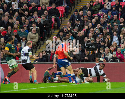 Londres, Royaume-Uni. 5ème Nov, 2016. Taqele Naiyaravoro des barbares marque son troisième côtés essayez en Killik Cup match entre les Barbarians et l'Afrique du Sud au stade de Wembley, le 5 novembre 2016 à Londres, en Angleterre. Crédit : Gary Mitchell/Alamy Live News Banque D'Images