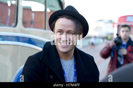 Brighton, Sussex, UK. Nov 6, 2016. Kevin Clifton l'un des danseurs professionnels de Strictly Come Dancing sur la ligne d'arrivée de l'Bonhams Londres à Brighton Veteran Car Run dans Madeira Drive Brighton Crédit : Simon Dack/Alamy Live News Banque D'Images