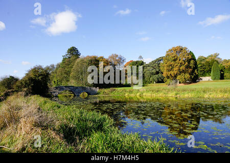 Abbaye de Waverley, Godalming, Surrey, UK. Nov 6, 2016. Météo France : Sec et des conditions existaient au cours des Home Counties. Le lac de Waverley Abbey semblait particulièrement pittoresque. Credit : james jagger/Alamy Live News Banque D'Images