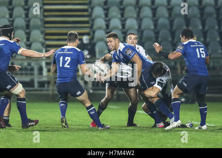 Parme, Italie. 05Th Nov, 2016. L'aile de Leinster Adam Byrne passe le ballon à son coéquipier lors du match contre le Zèbre en Pro 12 Guinness © Massimiliano Carnabuci/Alamy news Banque D'Images