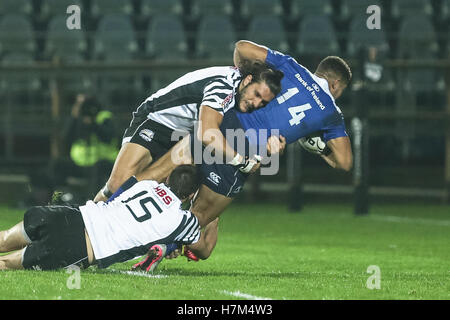 Parme, Italie. 05Th Nov, 2016. L'aile de zèbre Badia Nuova,Venditti aborde Adam Byrne lors du match contre le Leinster en Pro 12 Guinness © Massimiliano Carnabuci/Alamy news Banque D'Images